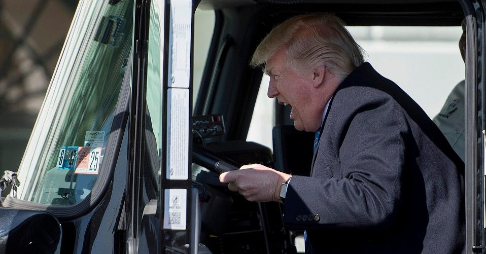 División en el partido de Trump: culpa a ultraconservadores por su fracaso en reforma de salud