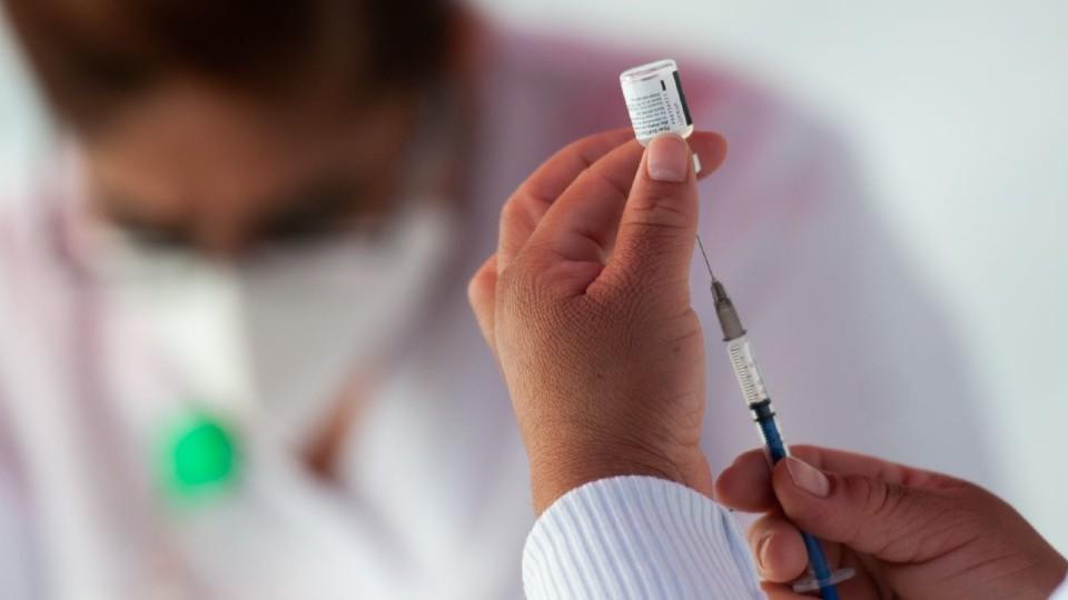 Cofepris autoriza combinación de medicamentos inyectables para atender pacientes con COVID