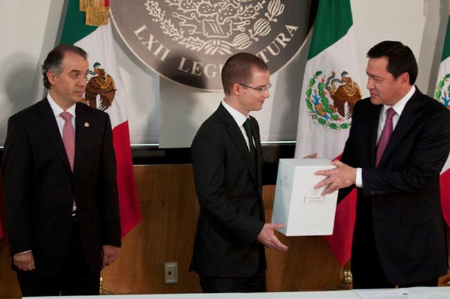 Entrega secretario de Gobernación Primer Informe de Peña Nieto