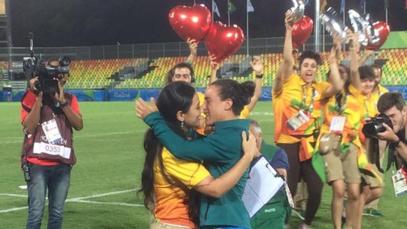 Amor en Río 2016: una voluntaria le pide matrimonio a una jugadora en la final de rugby