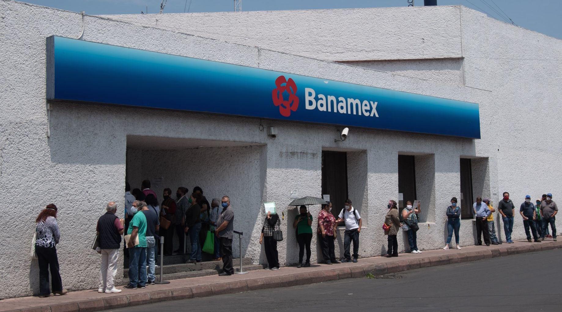SAT no cobrará impuestos por depósitos en efectivo realizados en bancos