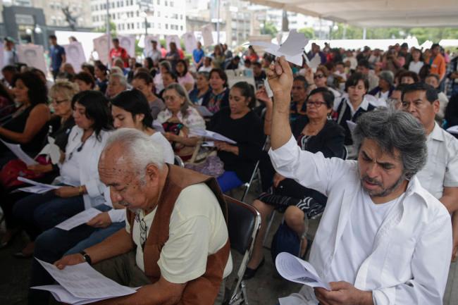 Concluye plantón de 43 horas en memoria de los estudiantes de Ayotzinapa