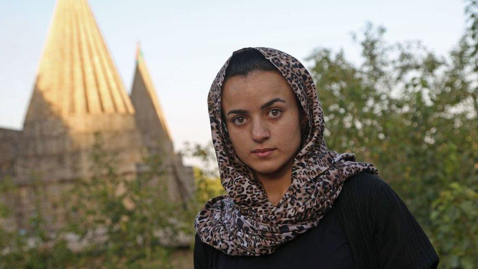 El horror de una adolescente yazidí al volver a encontrarse con su secuestrador de Estado Islámico en Alemania