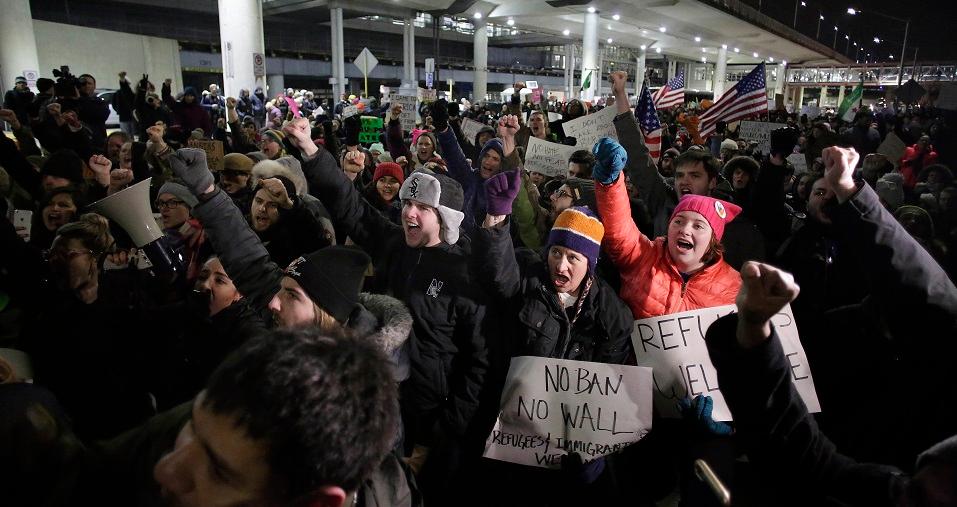¡Déjenlos entrar!: ciudadanos protestan en EU y ganan una batalla a Trump (fotos y videos)