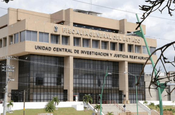 Separan del cargo a fiscal en Chiapas por video en el que aparece su hijo portando un arma