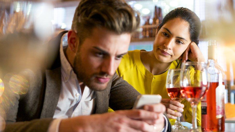 5 situaciones en las que es de mala educación usar el celular