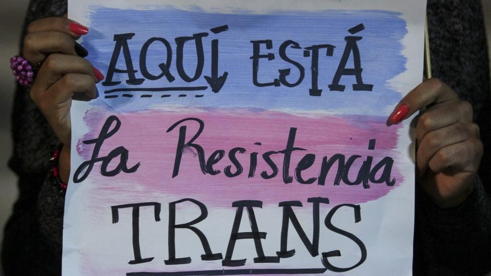 ‘¡Aquí está la resistencia trans!’: Policías encapsulan marcha de la #MemoriaTrans en CDMX