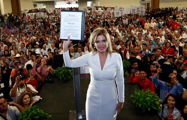 Claudia Pavlovich asegura que rentó la avioneta a constructor beneficiado con contratos