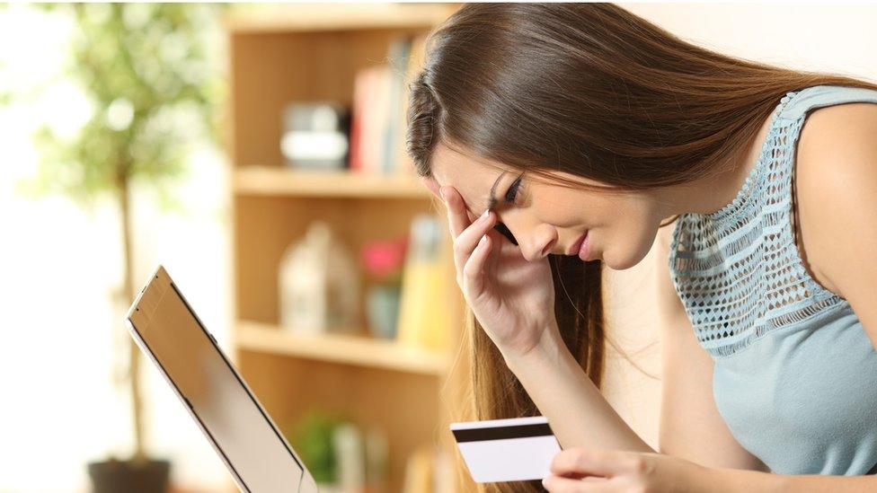 Por qué estás pagando más que otros por el mismo producto (y qué tiene que ver con ello la computadora que usas)