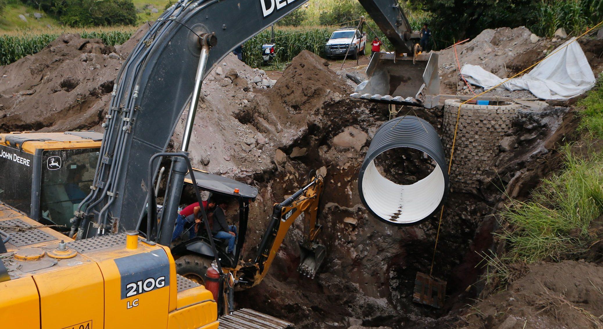 Hombre lleva cuatro días atrapado en un pozo en Colima; terreno complica su rescate