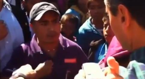 Maestro increpa a Peña por Reforma Educativa (videos)