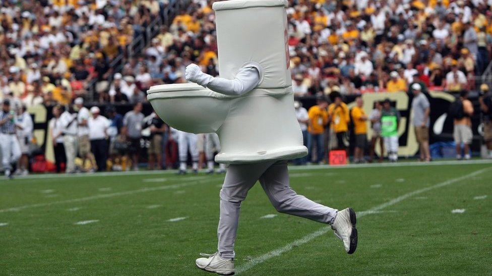 Por qué algunas personas defecan en público