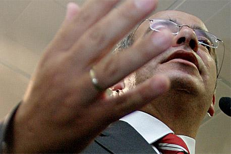 Calderón y partidos pactaron ocultar cifras de pobreza antes de comicios