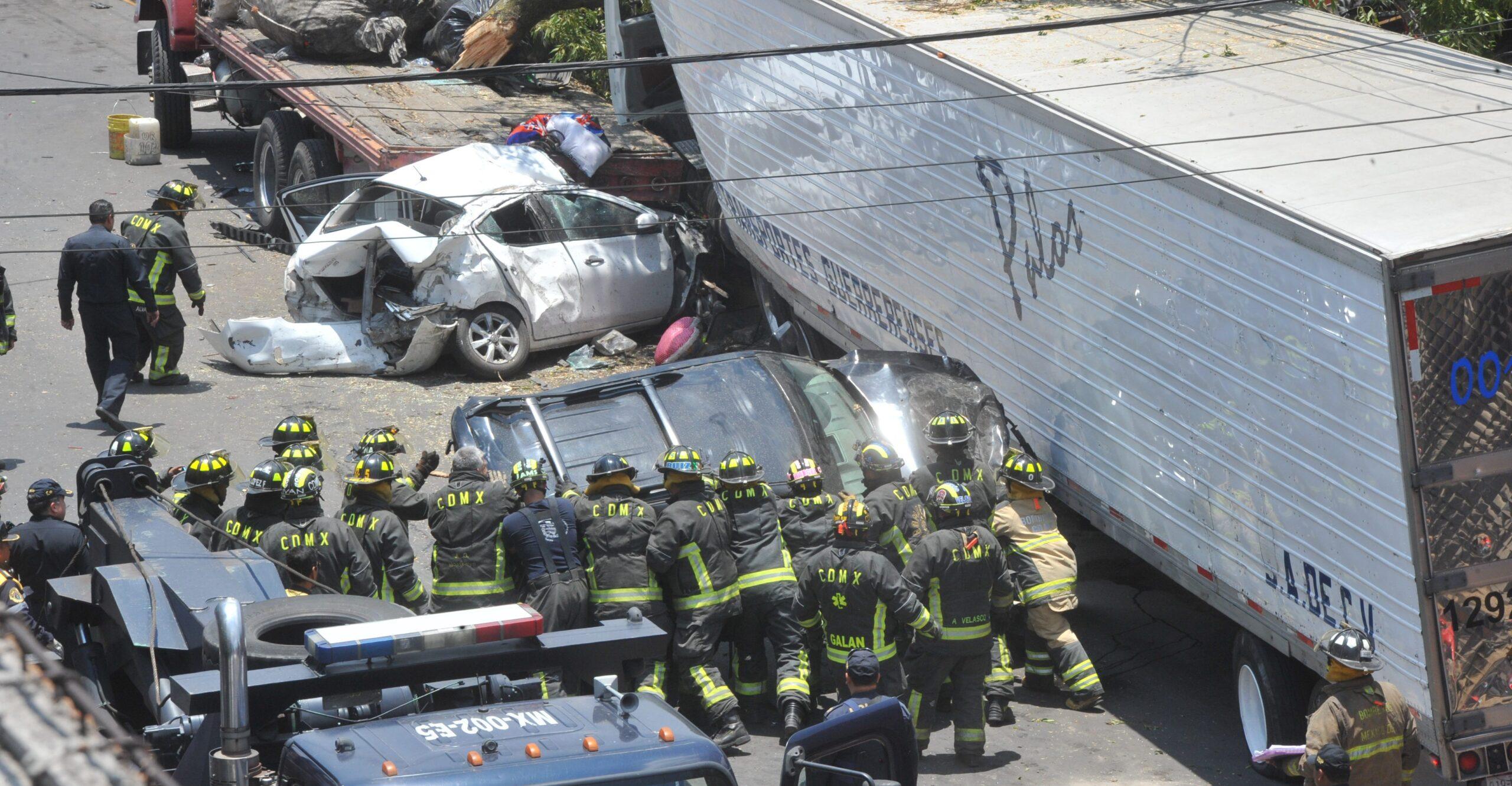 Suman 4 personas muertas y 14 heridas tras el choque de un tráiler que embistió a 15 autos en Santa Fe