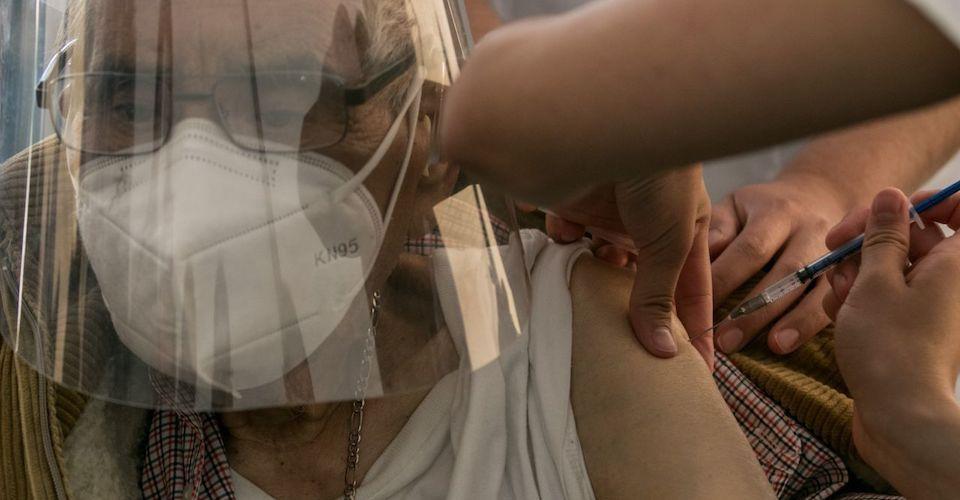 AMLO promete vacunar a todos los adultos mayores ‘a más tardar’ en mes y medio