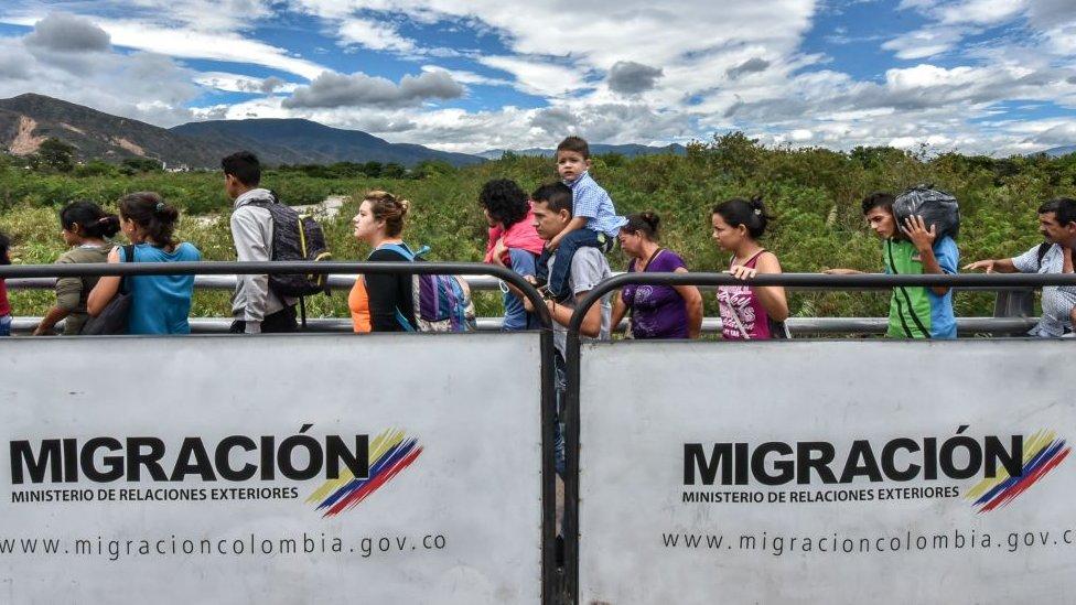 Colombia suspende la emisión de tarjetas de movilidad para los venezolanos en la frontera