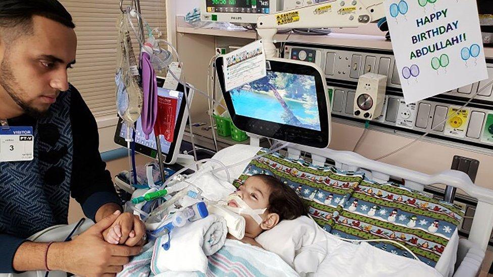 La madre yemení cuyo hijo se está muriendo llega a Estados Unidos para despedirse de él