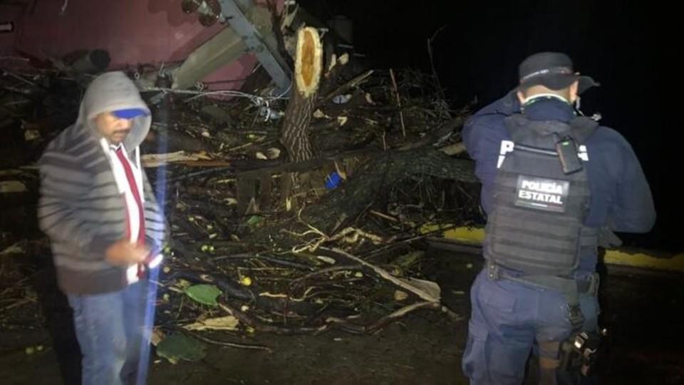 Desbordamiento de presa San Aparicio, Zacatecas, afecta tres comunidades y daña puente vehicular