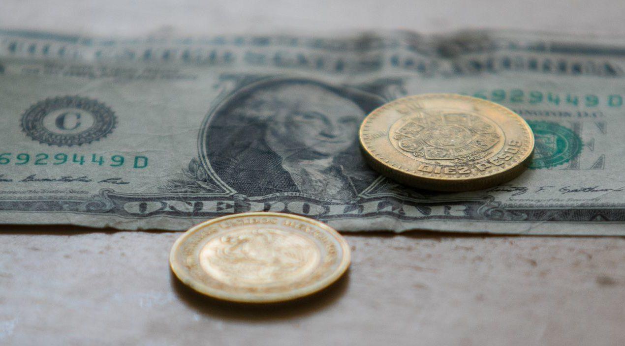 Dólar sobrepasa los 21 pesos; Hacienda asegura que México resistirá caída del petróleo