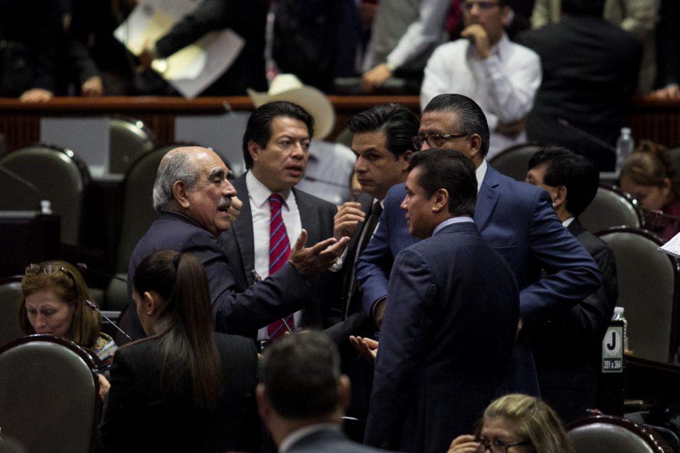 Senado cancela edecanes; Diputados suprimen seguros y fondo de ahorro