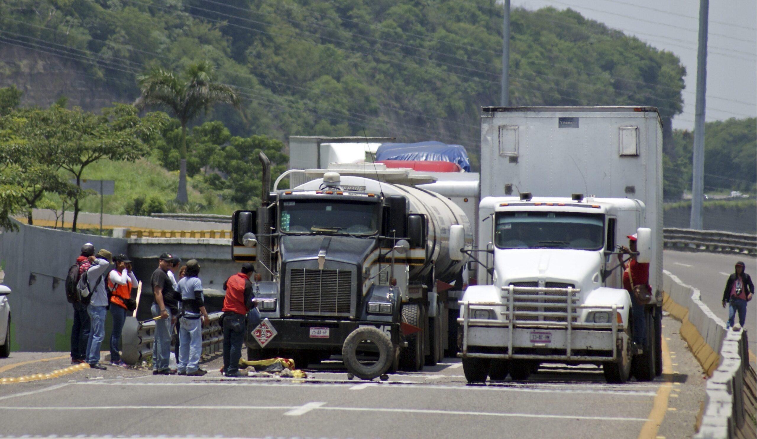 La CNTE bloquea carreteras en Oaxaca, en Michoacán toman casetas y retienen camiones