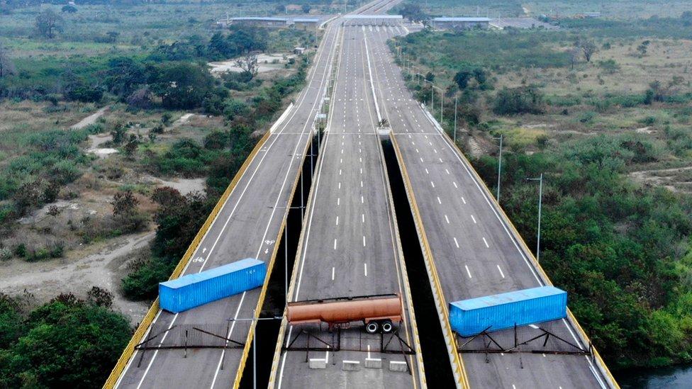La impactante imagen que muestra el bloqueo al puente por el que se espera que ingrese la ayuda humanitaria a Venezuela