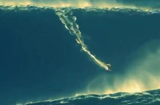 Garrett McNamara <i>surfea</i> una ola de 30 metros