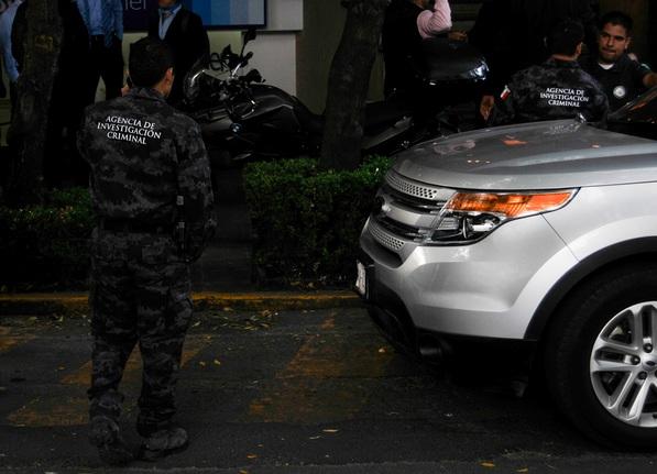 Consignan a agentes de PGR que presuntamente sembraron un arma a abogado de Infraiber