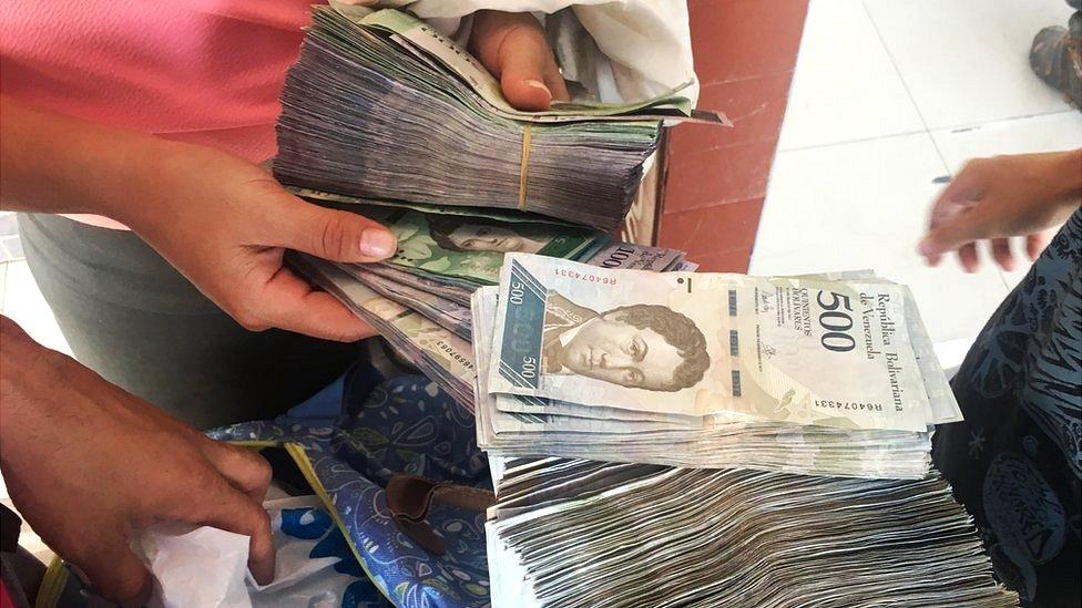 Cómo la venta de billetes de Venezuela se convirtió en un lucrativo negocio en la frontera con Colombia