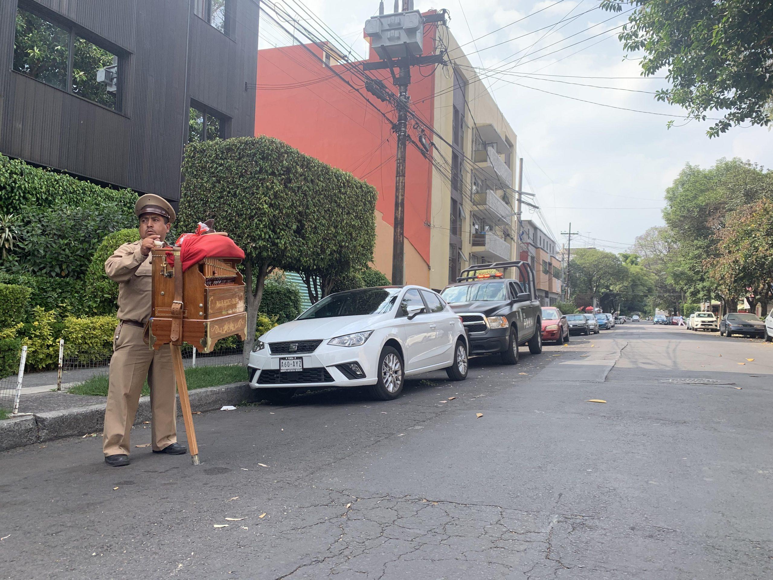 El coronavirus pone a los organilleros a recorrer las calles de la CDMX