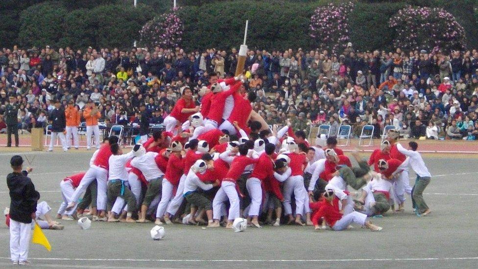 El botaoshi, el extraño deporte que parece una guerra y combina el rugby, las artes marciales y el sumo