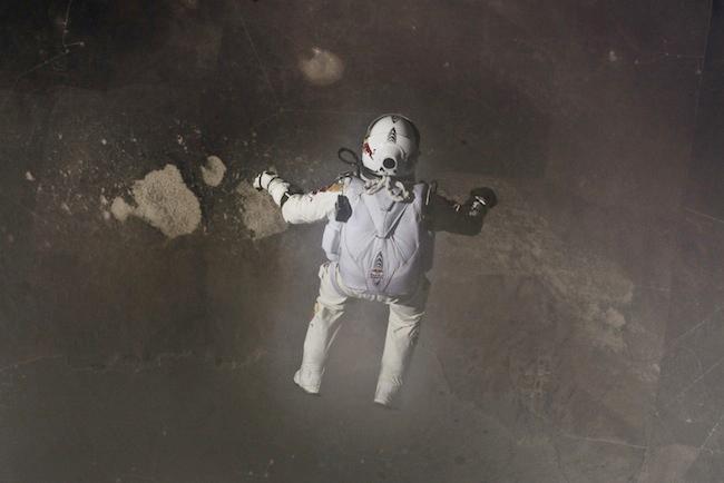 El salto de Baumgartner visto desde su traje espacial