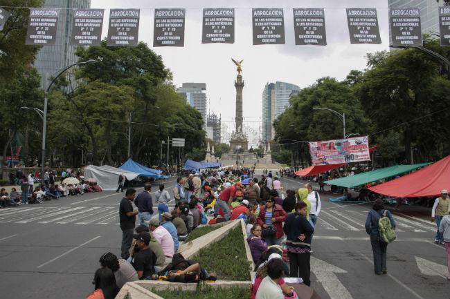 La CNTE libera la embajada de EU