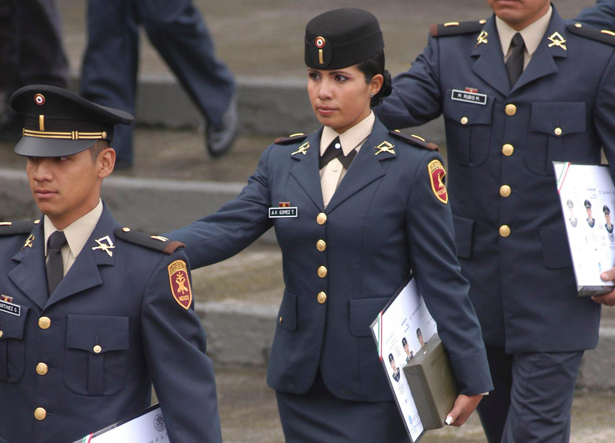 Se gradúan en el Colegio Militar las primeras mujeres cadetes
