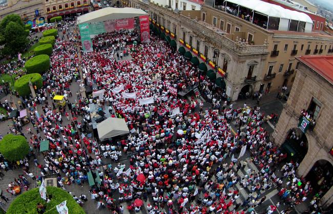 Candidato del PRI al gobierno de Michoacán manipula las fotos de su cierre de campaña