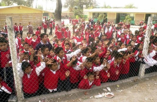 Maestra obliga a comer del piso a estudiantes en Chiapas
