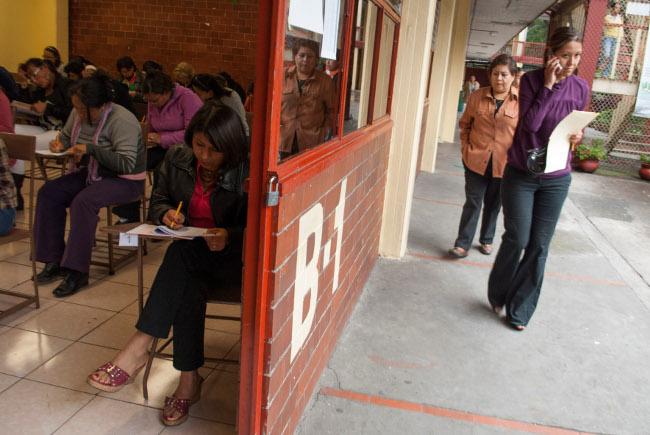 Participan más de 140 mil profesores por una plaza