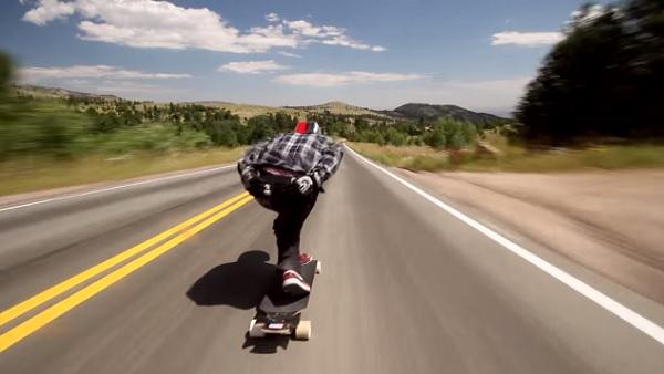 Descender de una colina a 110 km/hr en una patineta, ¿te atreverías?