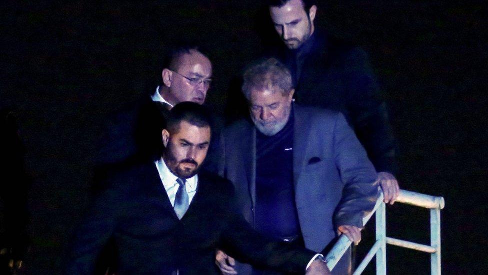 Un cuarto y un televisor sencillo: así fueron las primeras 24 horas del expresidente de Brasil Lula da Silva cumpliendo condena de prisión en Curitiba
