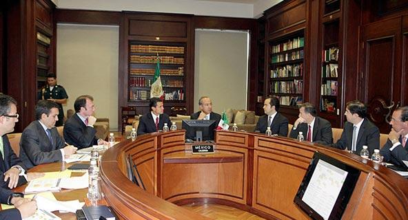 Calderón y Peña hablan de economía en Los Pinos