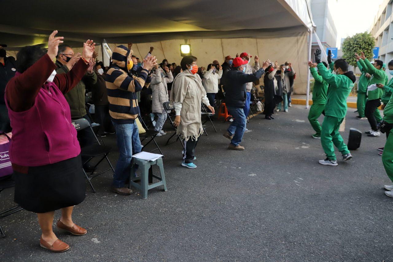 Un baile no planeado: así surgió la activación de adultos mayores en la vacunación COVID