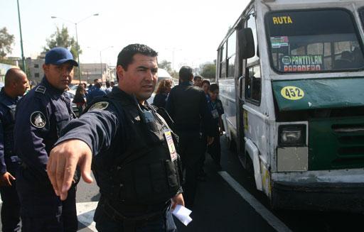 Narco certifica extorsión en Neza con calcomanías