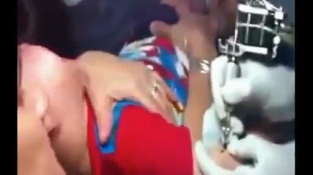 Video denuncia caso de madre que obliga a tatuarse a su pequeño hijo