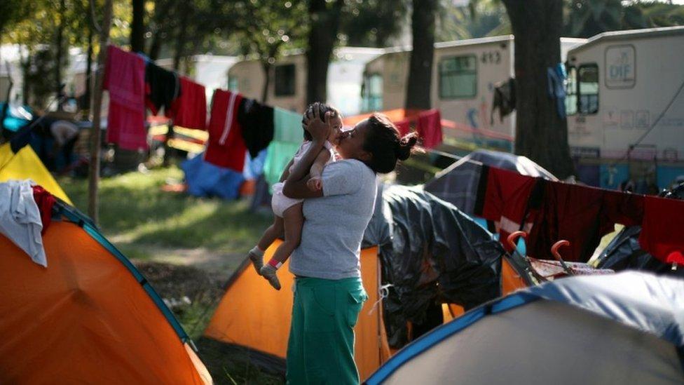 Caravana de migrantes: cómo viven miles de personas en un improvisado albergue de la Ciudad de México