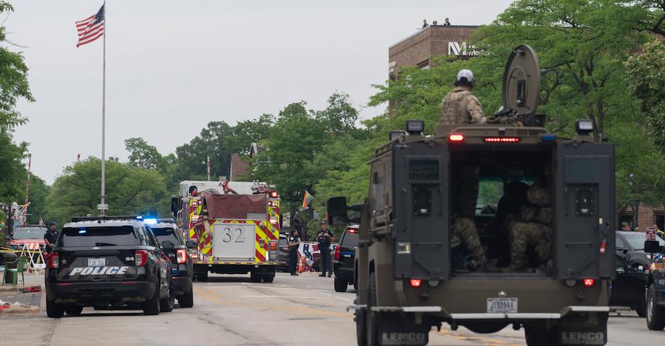 Hay un mexicano entre los 6 muertos por tiroteo durante desfile en EU; dos más están heridos