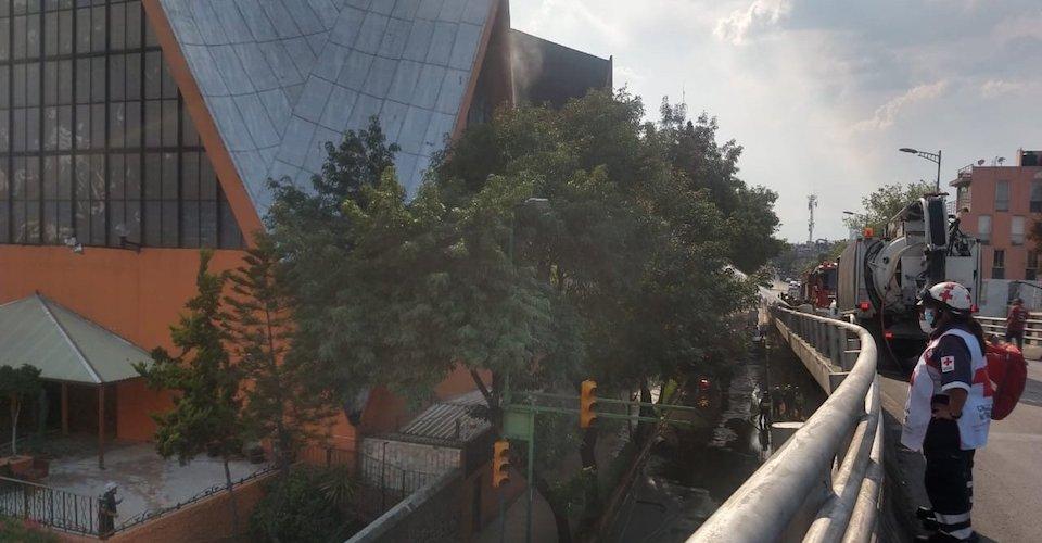 Controlan incendio en parroquia de Venustiano Carranza, CDMX; no hay lesionados