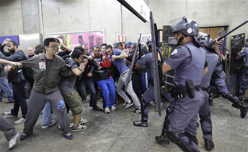 Dispersan con bombas lacrimógenas a manifestantes en Sao Paulo