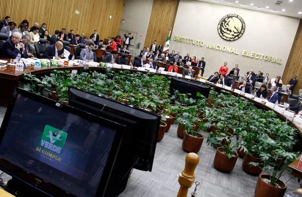 Otra más para el Verde: ahora le ordenan suspender distribución de calendarios