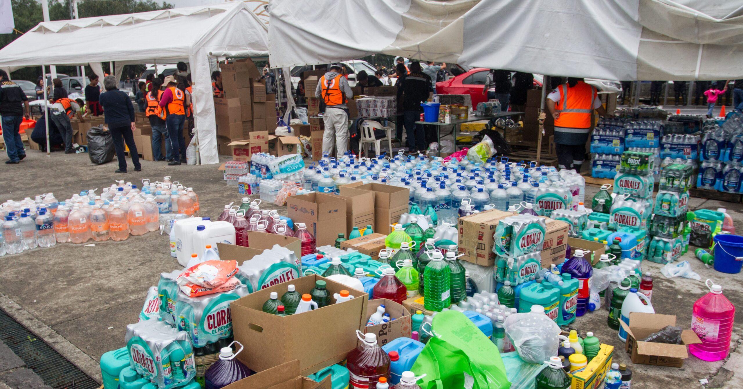 Mientras ciudadanos abastecen centros de acopio, Presidencia pide cobijas y lonas para víctimas