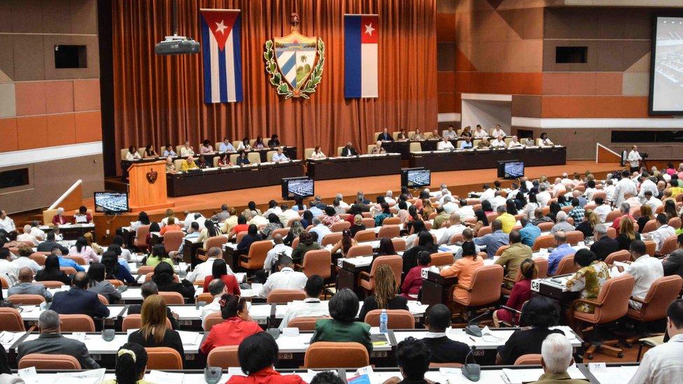 Cuba inicia el proceso para reformar la Constitución y formalizar la apertura de la isla manteniendo la “naturaleza irrevocable del socialismo”